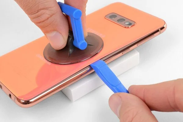 thay-nap-lung-samsung-galaxy-s10e