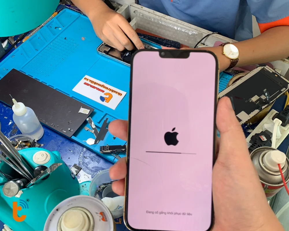 Kỹ thuật viên kiểm tra máy sau khi thay pin