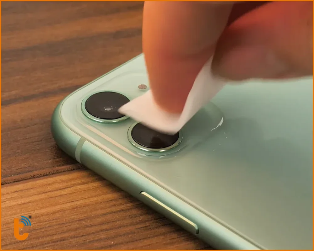 Dùng khăn microfiber lau nhẹ mắt kính camera sau iPhone