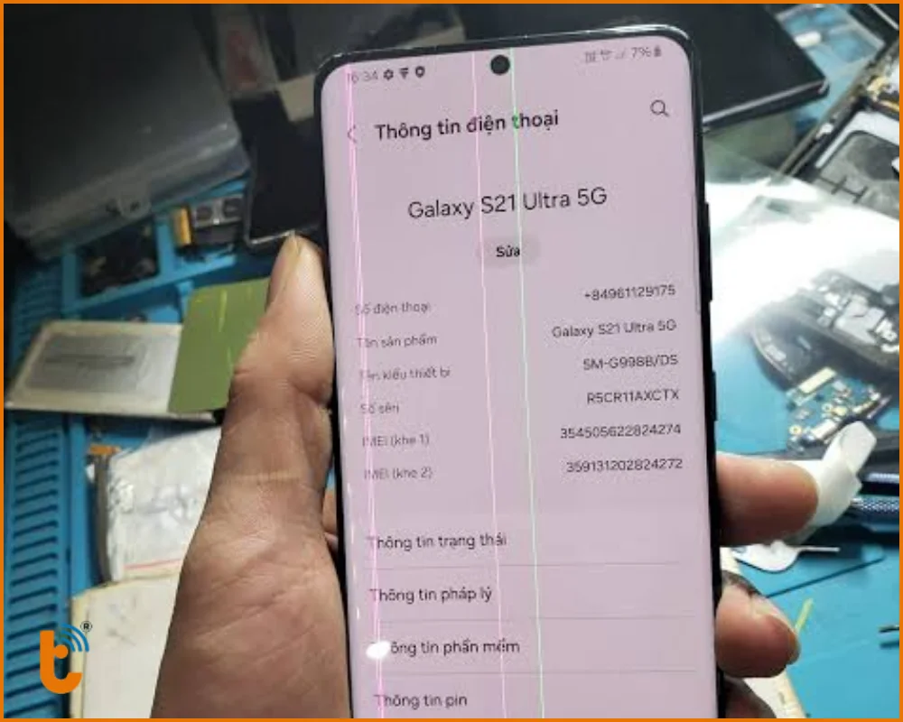 Kỹ thuật viên kiểm tra tổng thể ngoại hình S21 Ultra