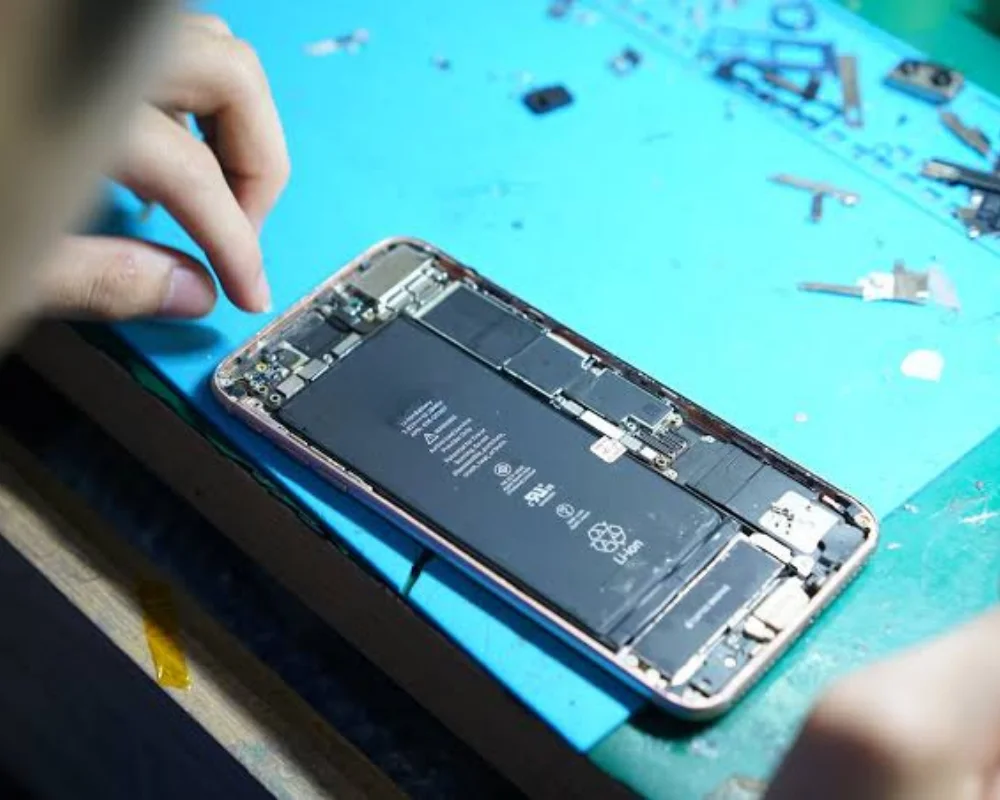 Quy trình thay pin iPhone SE