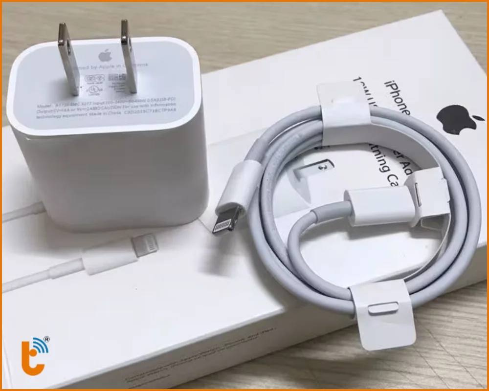 Sử dụng bộ sạc chính hãng Apple để sạc pin cho iPhone