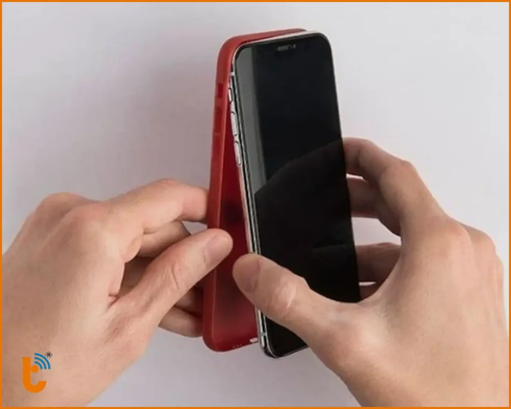 Tháo ốp lưng dày khi cắm sạc