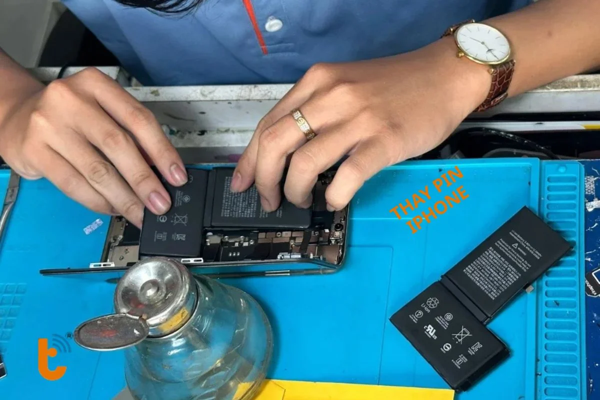 Kỹ thuật viên đang thay pin iPhone