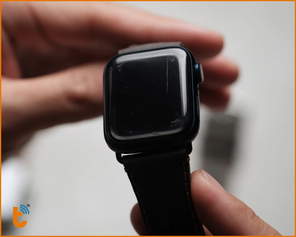 Vết trầy lông mèo nhẹ trên bề mặt kính Apple Watch