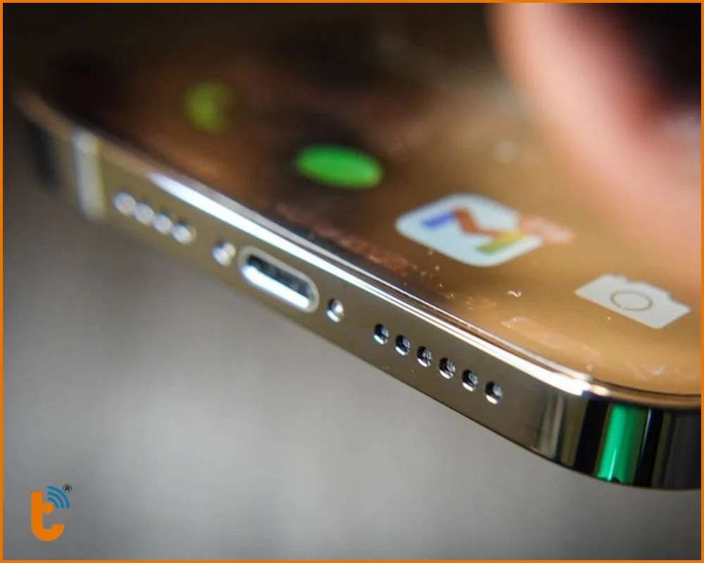 Mic iPhone dưới đáy máy