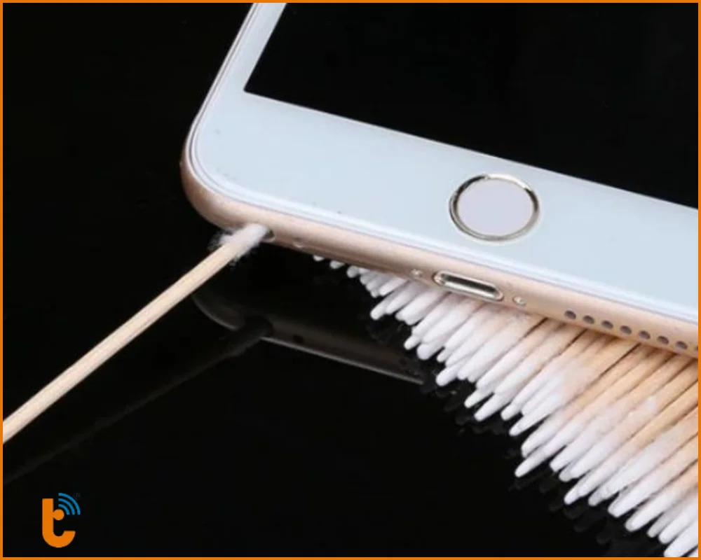 Vệ sinh lỗ mic đàm thoại ở đáy máy