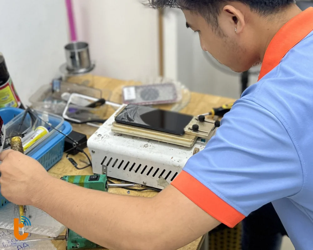 Quy trình thay pin bằng dụng cụ chuyên dụng đảm bảo không trầy khung hoặc bong ron tại Thành Trung Mobile