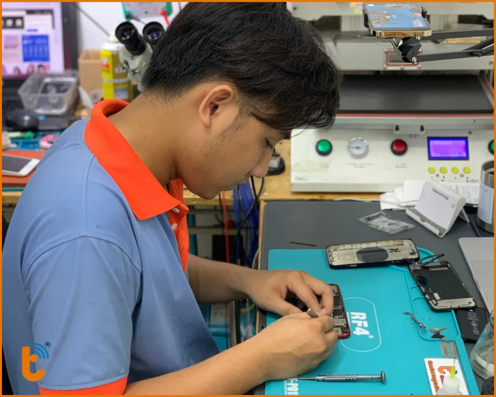 Bạn được xem trực tiếp kỹ thuật thay pin điện thoại