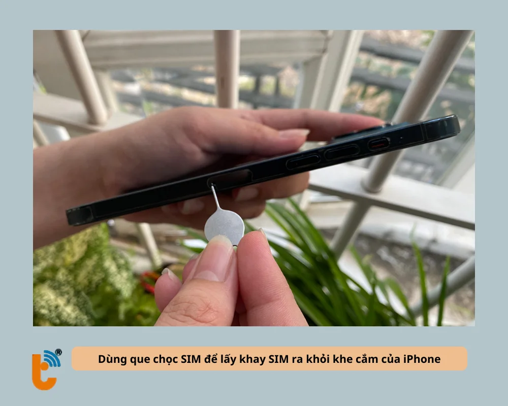 Tháo khay SIM ra khỏi iPhone