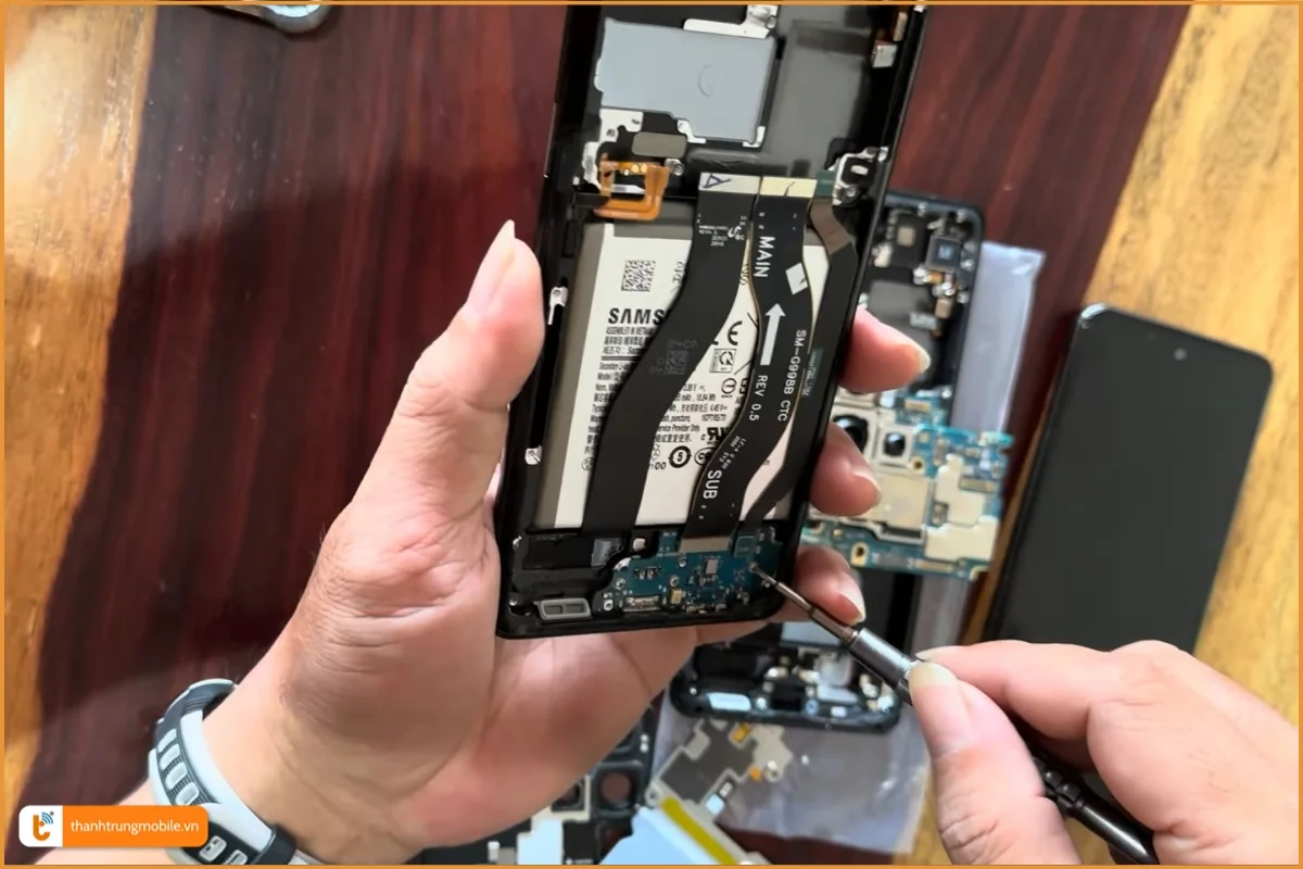 Cách tháo lắp pin Smartphone bằng dụng cụ chuyên dụng