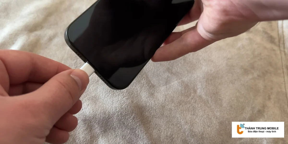 Cắm sạc vào iPhone 11