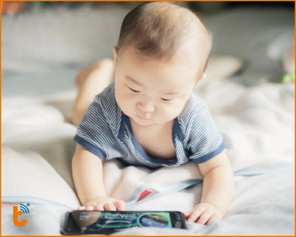 Cảnh báo tình trạng coi điện thoại bị hư mắt