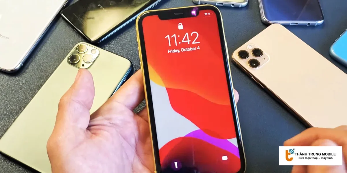 Chạm nhẹ lên màn hình để bật sáng thiết bị