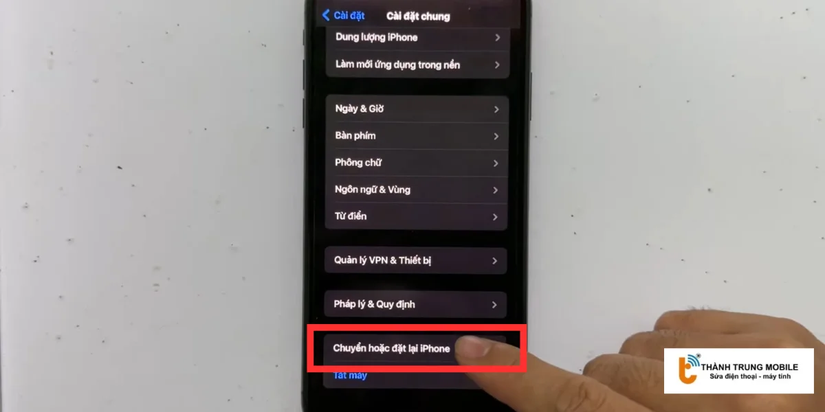 Chọn Chuyển hoặc đặt lại iPhone