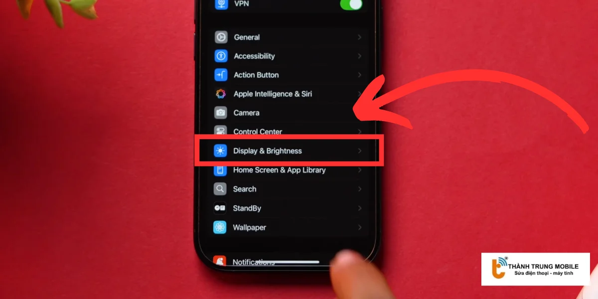 Tìm và chọn mục Màn hình & độ sáng