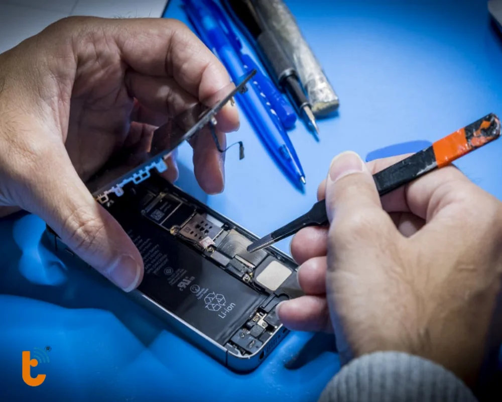 Kỹ thuật viên thực hiện thay pin iPhone
