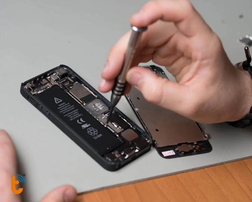 Kỹ thuật viên đang tiến hành thay pin iPhone mới