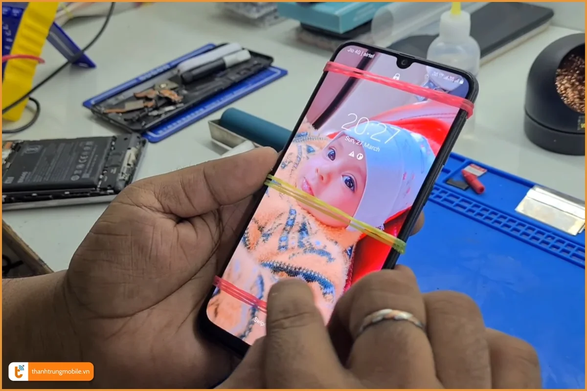 Ép kính Galaxy A41 zin đẹp - Thành Trung Mobile