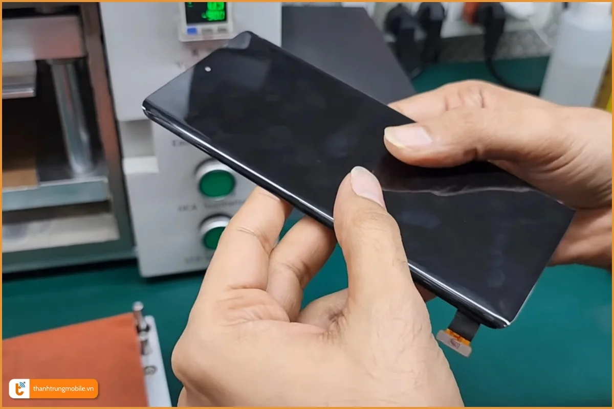 Ép kính Vivo X80 zin đẹp, nhanh chóng - Thành Trung Mobile