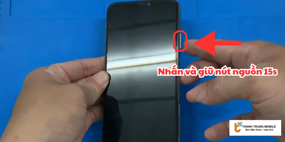 Nhấn và giữ nút Nguồn (Side Button) ở cạnh phải máy 15s