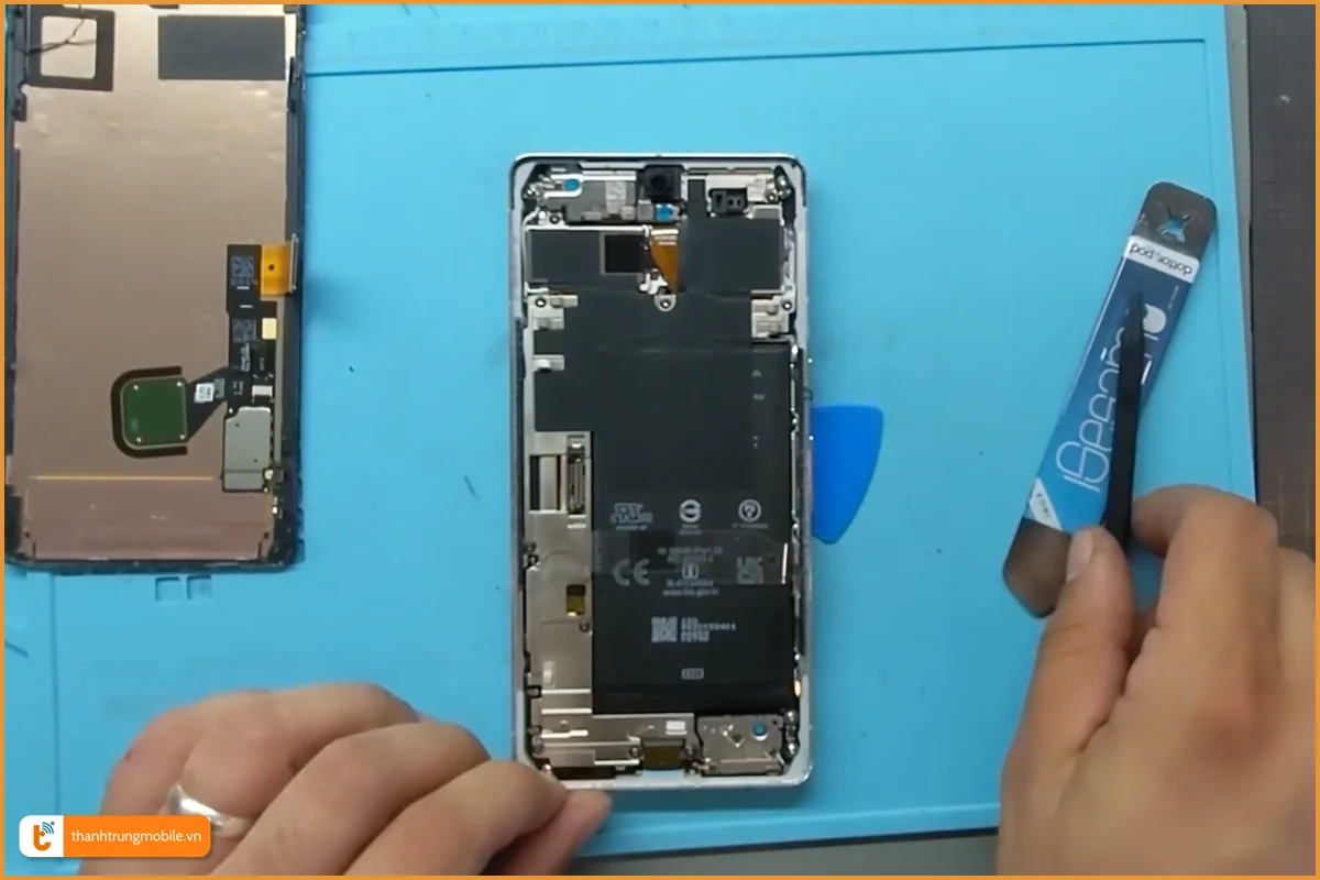 Google Pixel 7 lỗi pin chai, phù cần thay mới