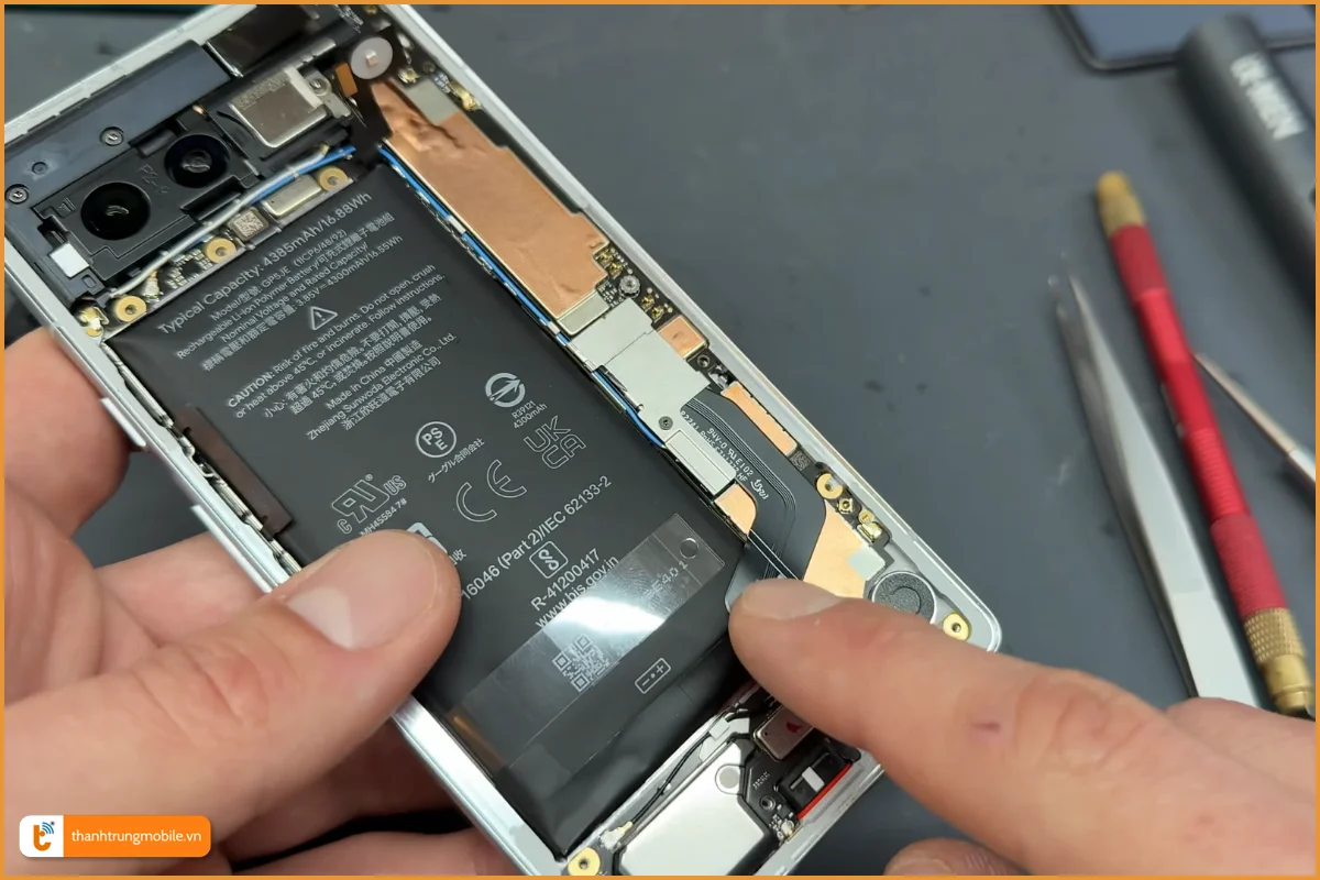 Google Pixel 7A lỗi pin chai, phù cần thay mới