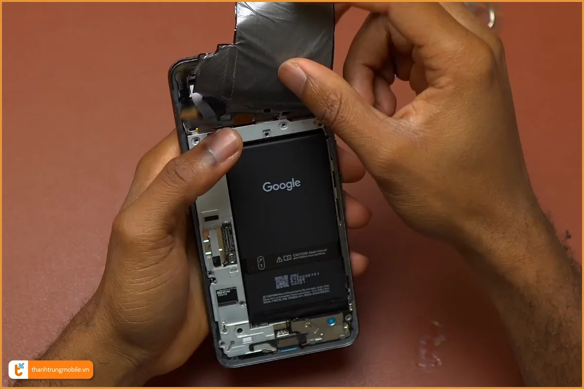 Google Pixel 8A lỗi pin chai, phù cần thay mới