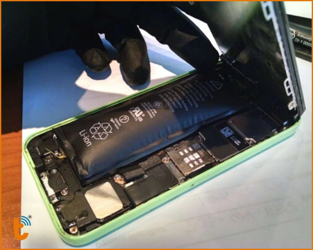 Hạn chế vừa sạc vừa dùng điện thoại để tránh phồng pin iPhone