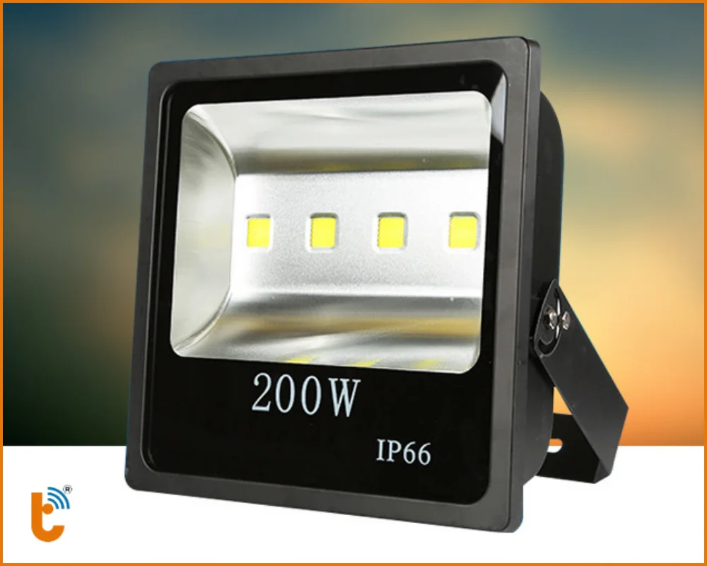 Hệ thống đèn chiếu pha ngoài trời đạt chuẩn IP66 chịu được mưa lớn và tia nước áp lực cao