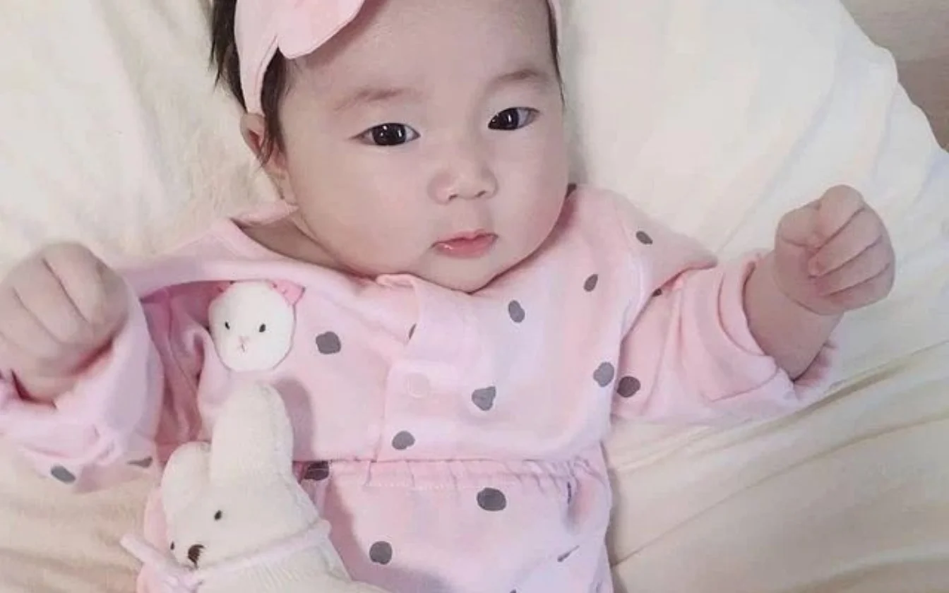 hinh-nen-be-gai-de-thuong-cho-may-tinh (6)