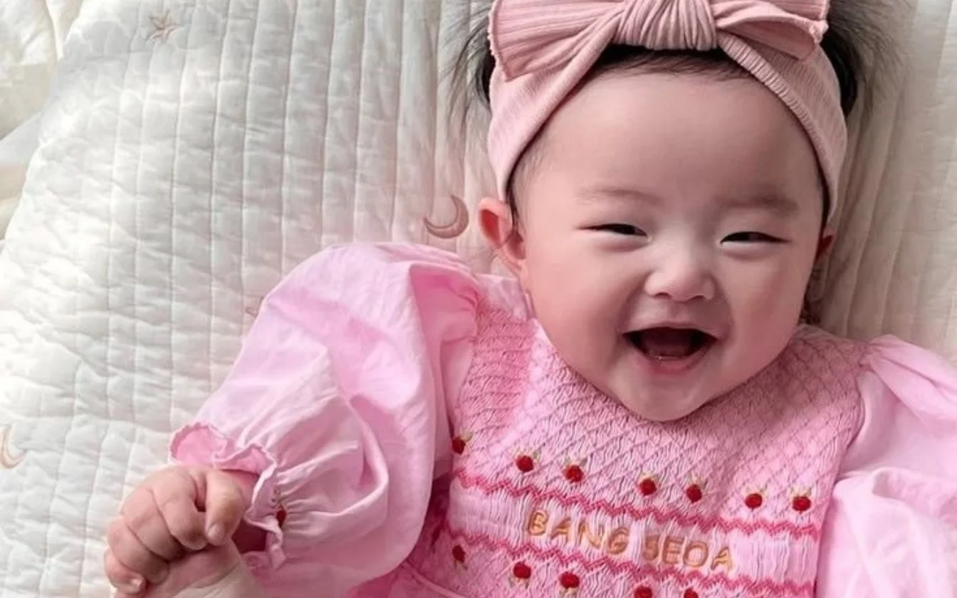 hinh-nen-be-gai-de-thuong-cho-may-tinh (9)