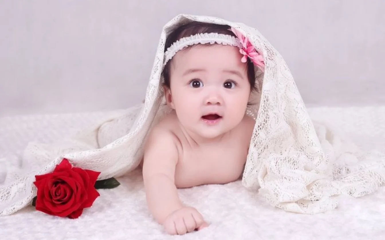 hinh-nen-be-gai-de-thuong-cho-may-tinh