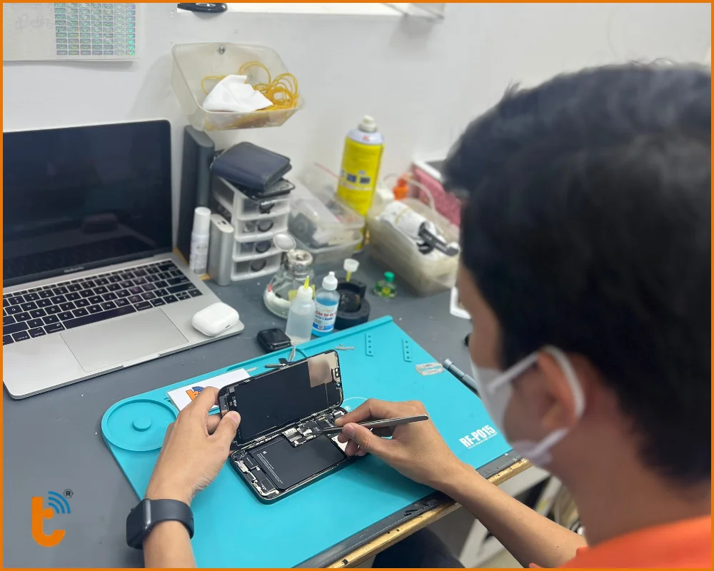 Khách hàng có thể quan sát quy trình thay pin iPhone 17 Plus tại Thành Trung Mobile
