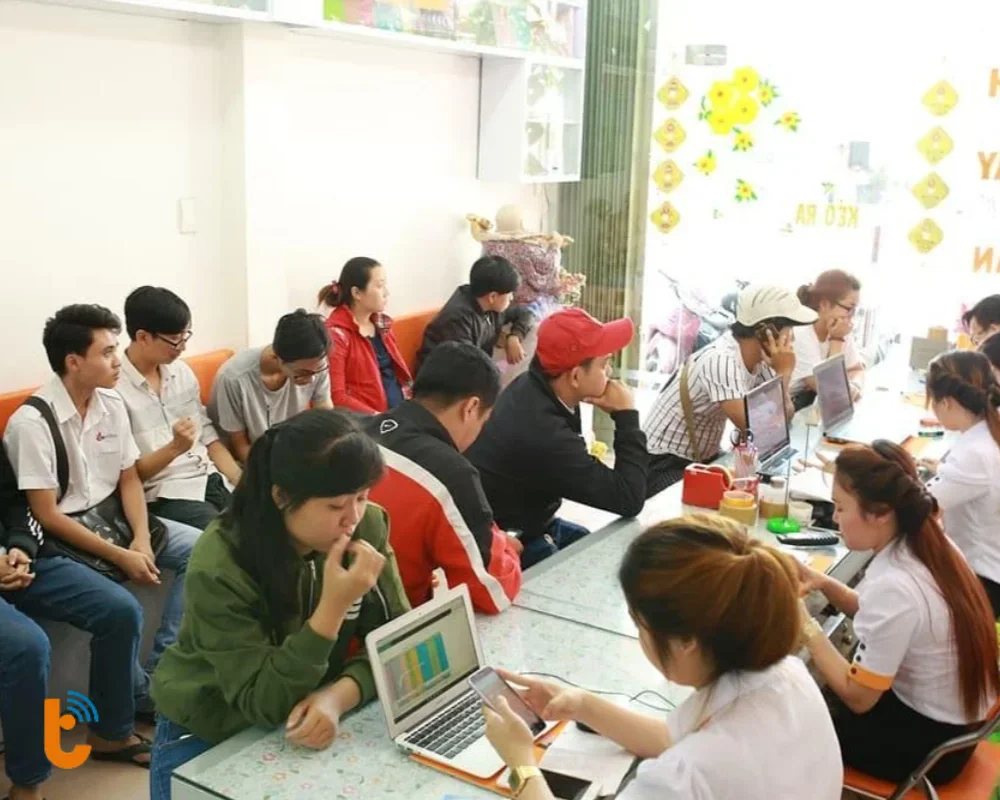 khách hàng tin tưởng sử dụng dịch vụ sửa chữa điện thoại tại Thành Trung Mobile