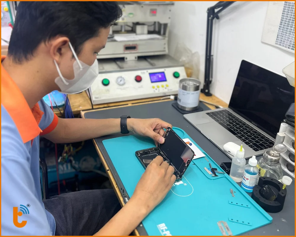 Khi sửa điện thoại tại Thành Trung Mobile khách hàng có thể quan sát toàn bộ quy trình