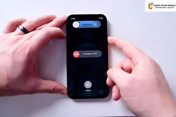 Khởi động lại máy iPhone