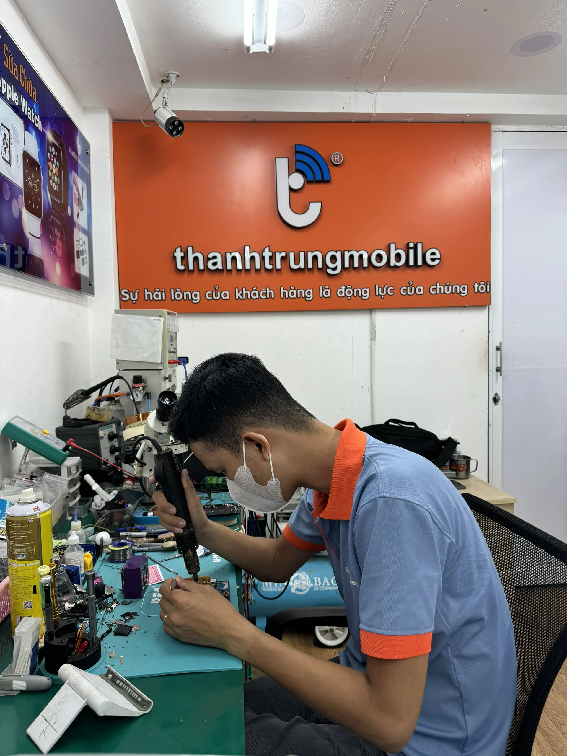 Toàn cảnh khu vực sửa chữa với các trang thiết bị chuyên nghiệp tại Thành Trung Mobile