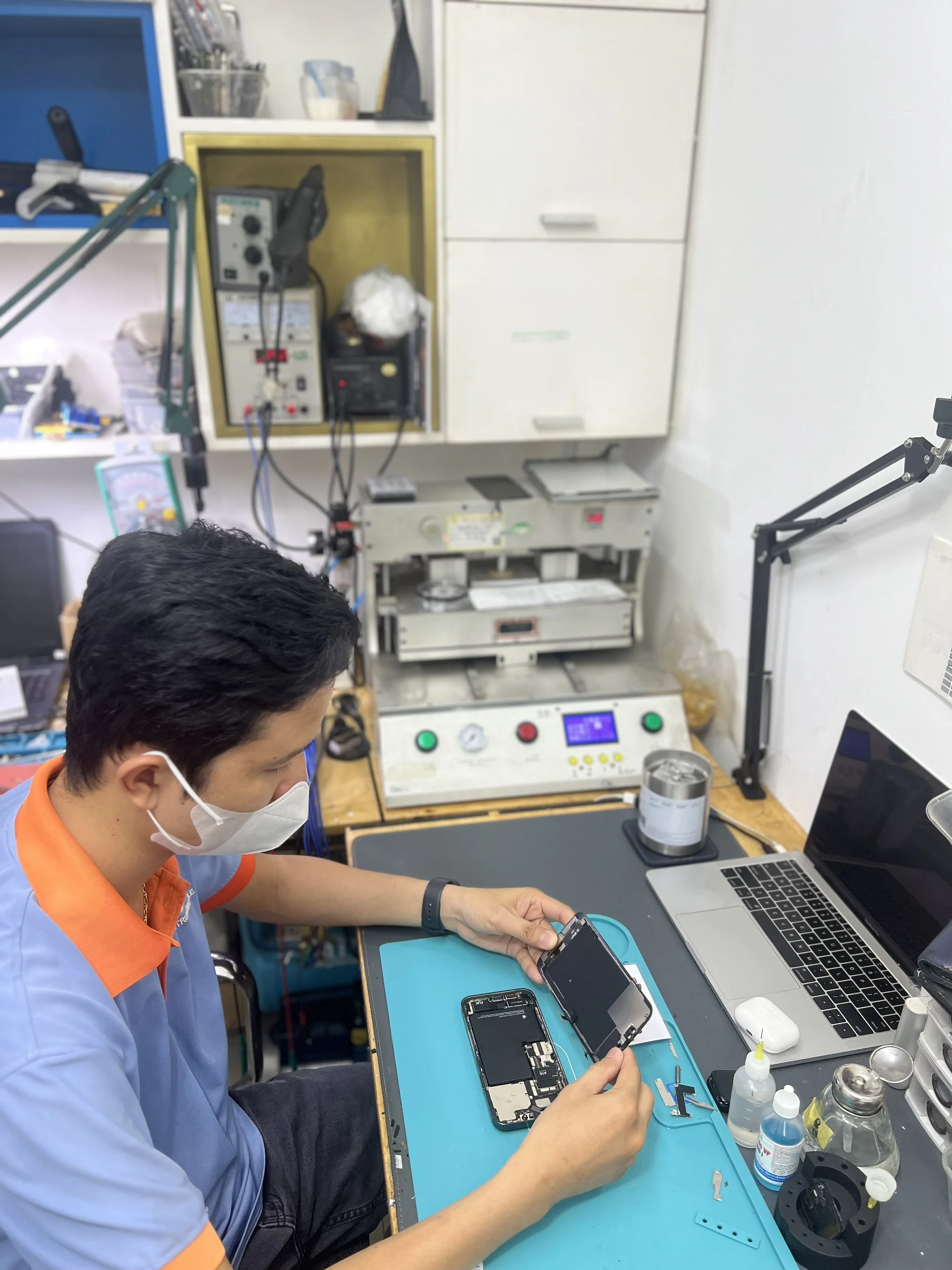 Kỹ thuật viên Thành Trung Mobile đang thực hiện sửa điện thoại