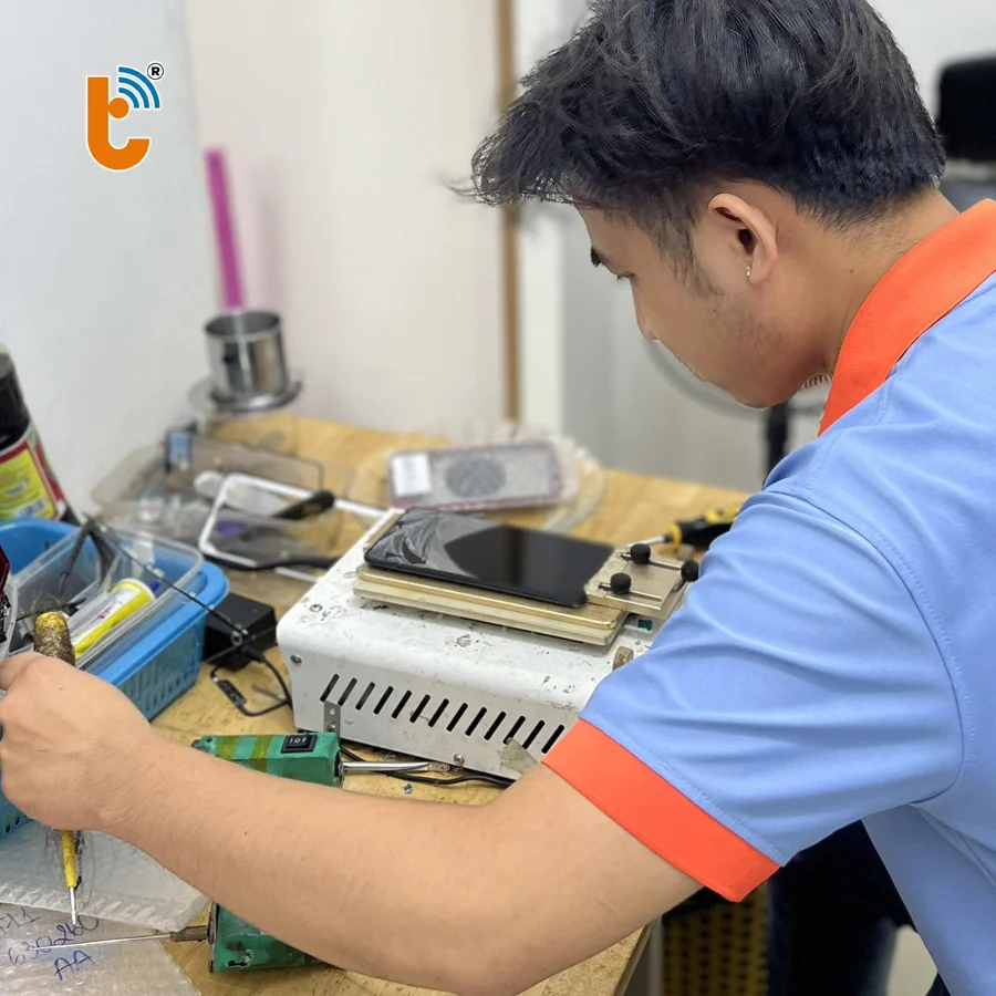 Kỹ thuật viên đang thực hiện ép kính Vivo V27