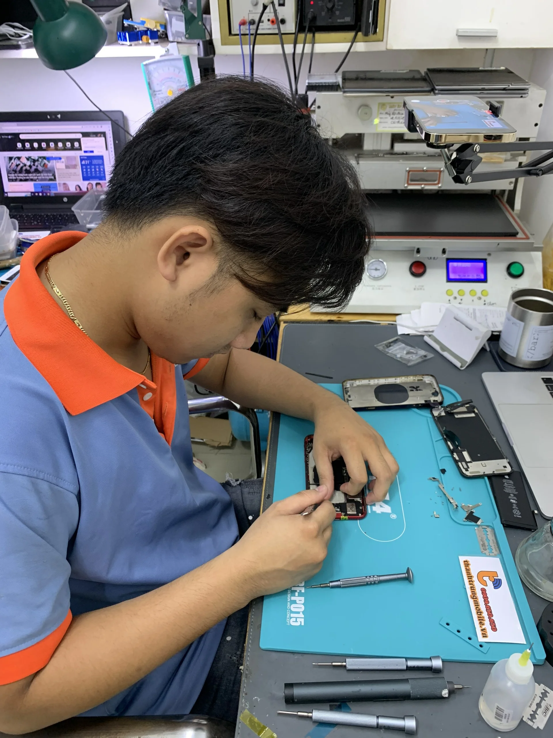 Kỹ thuật viên Thành Trung Mobile thực hiện sửa iPhone chuyên nghiệp, tận tâm