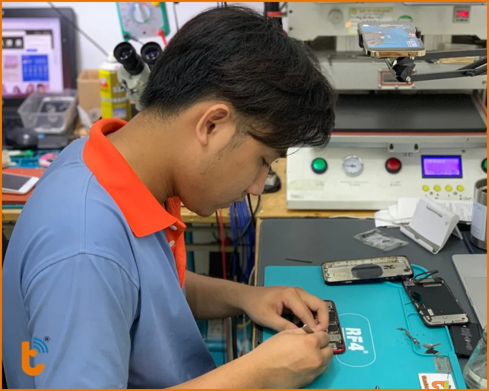Kỹ thuật viên tại Thành Trung Mobile đang thực hiện thay màn hình điện thoại