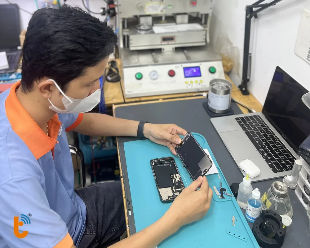 Kỹ thuật viên Thành Trung Mobile đang thực hiện thay pin điện thoại  