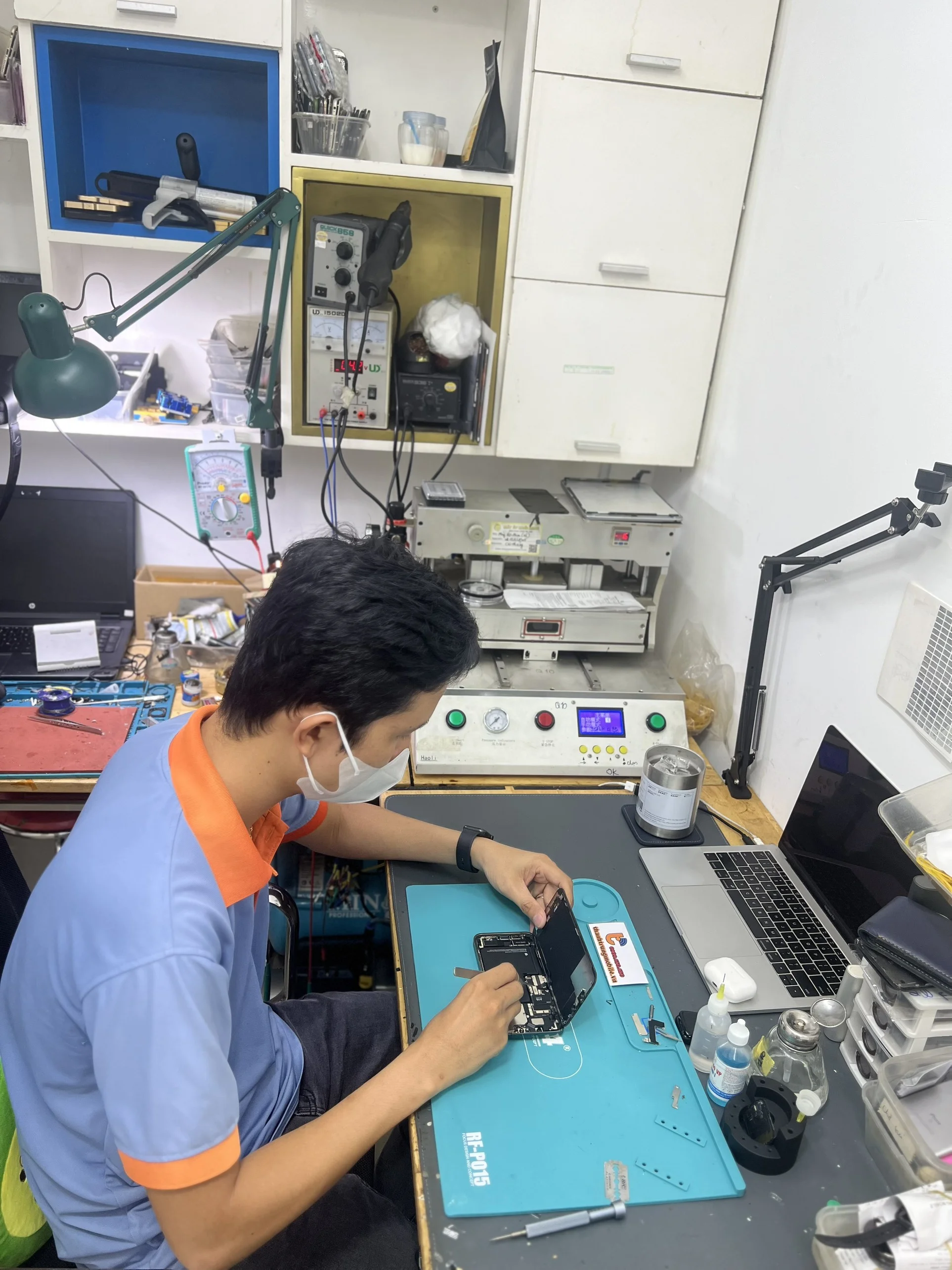 ky-thuat-vien-thanh-trung-monile-thuc-hien-thay-pin-cho-khach