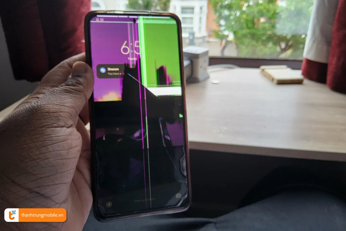 Màn hình Xiaomi Poco F4 bị hỏng nặng nề