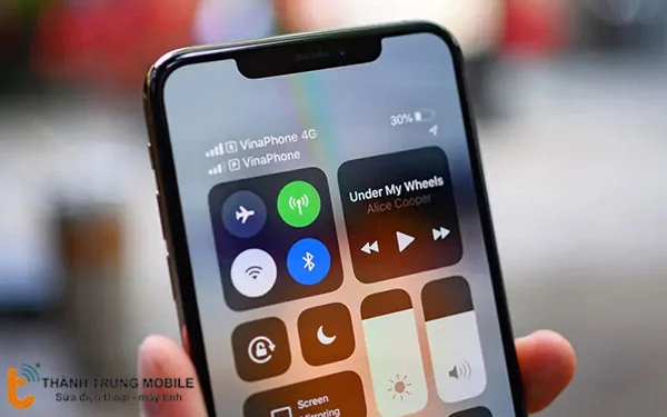 mang-iPhone-di-kiem-tra-phan-cung