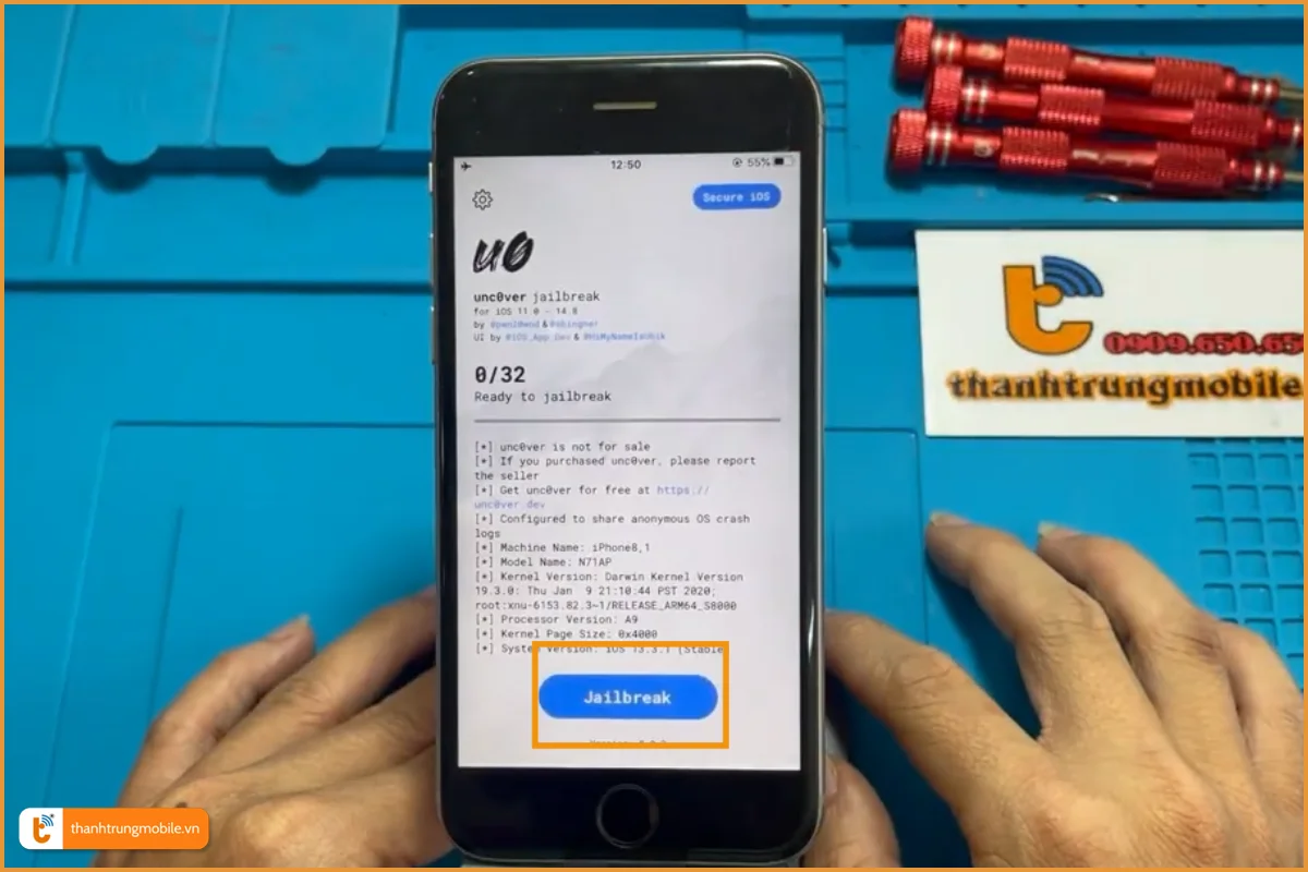 Mở ứng dụng Unc0ver và chọn Jailbreak