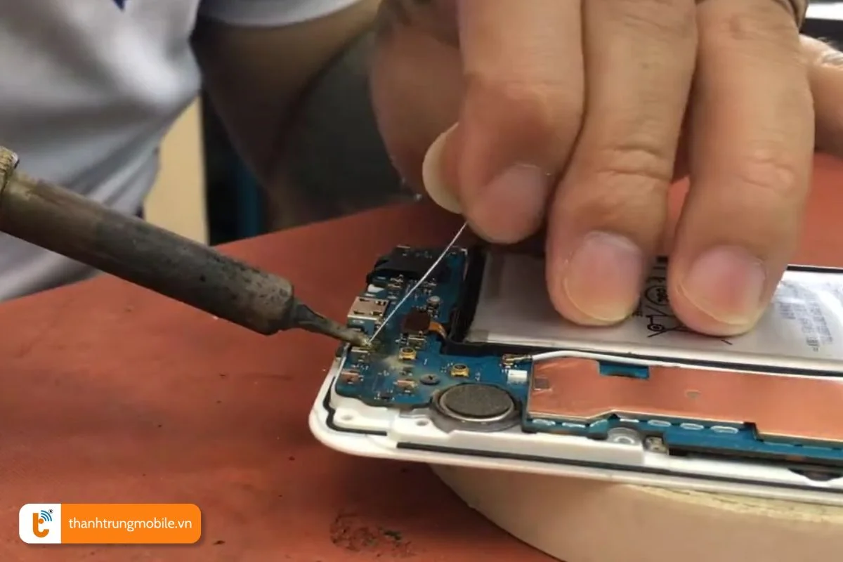 Nên sửa chữa mic Samsung J7 tại trung tâm uy tín