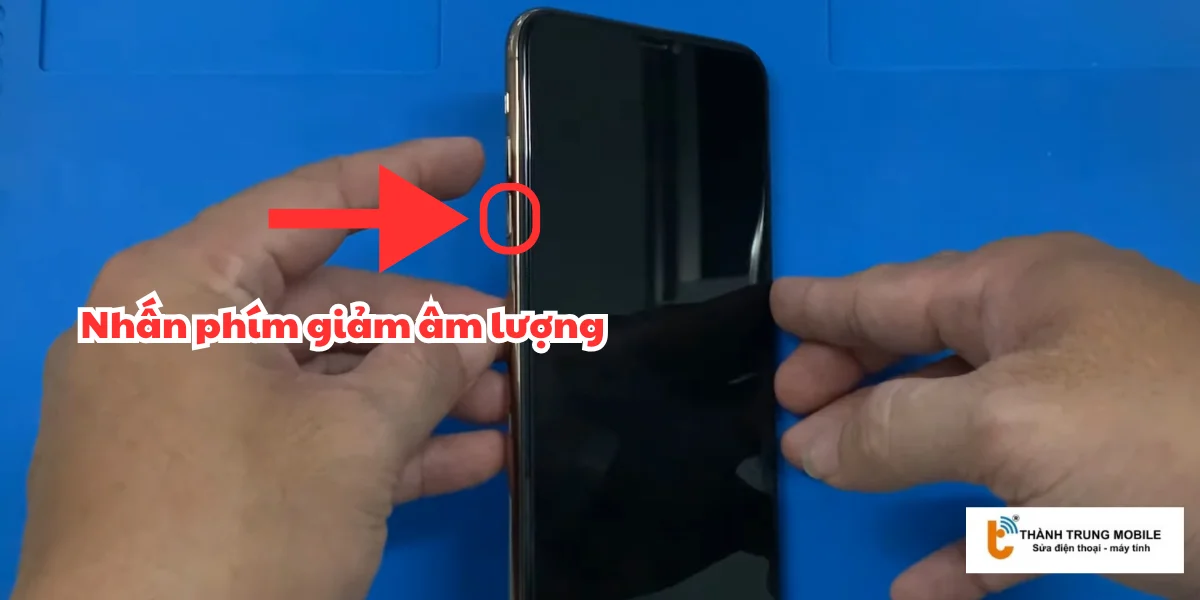 Nhấn và thả nhanh nút giảm âm lượng