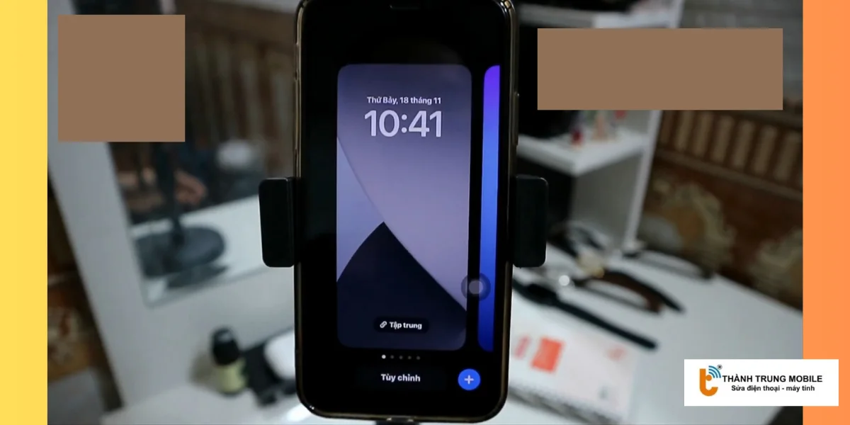 Nhấn và giữ màn hình khóa